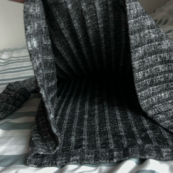 F21 dark gray cropped sweater - Picture 3 of 3